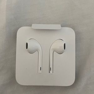 NEW! Apple Earbuds with Lightning Adaptor